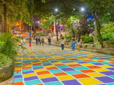 Parque Lleras: El Corazón Vibrante de la Vida Nocturna