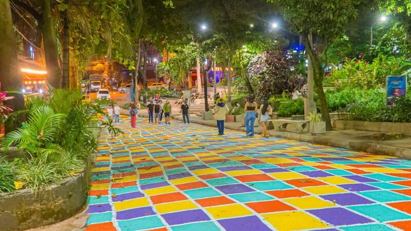 Parque Lleras: El Corazón Vibrante de la Vida Nocturna