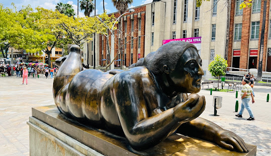 Descubre la icónica Plaza Botero, un vibrante espacio cultural al aire libre en el corazón de Medellín