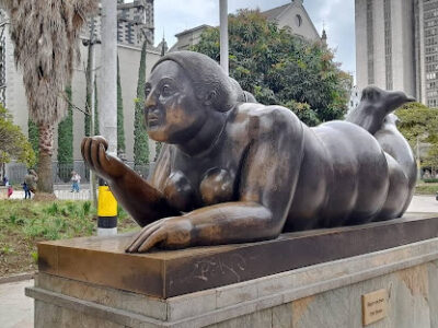 Descubre la icónica Plaza Botero, un vibrante espacio cultural al aire libre en el corazón de Medellín