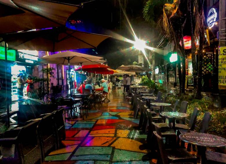 Parque Lleras: El Corazón Vibrante de la Vida Nocturna