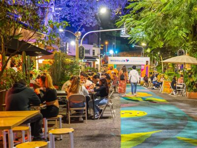 Parque Lleras: El Corazón Vibrante de la Vida Nocturna