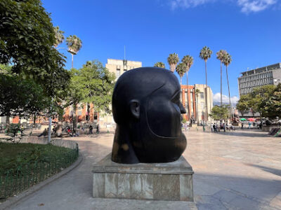 Descubre la icónica Plaza Botero, un vibrante espacio cultural al aire libre en el corazón de Medellín