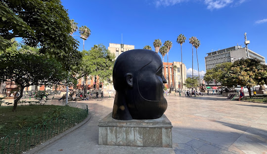 Descubre la icónica Plaza Botero, un vibrante espacio cultural al aire libre en el corazón de Medellín