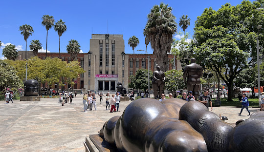 Descubre la icónica Plaza Botero, un vibrante espacio cultural al aire libre en el corazón de Medellín