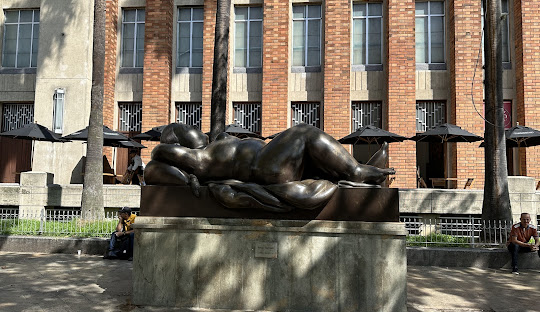 Descubre la icónica Plaza Botero, un vibrante espacio cultural al aire libre en el corazón de Medellín