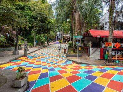 Parque Lleras: El Corazón Vibrante de la Vida Nocturna