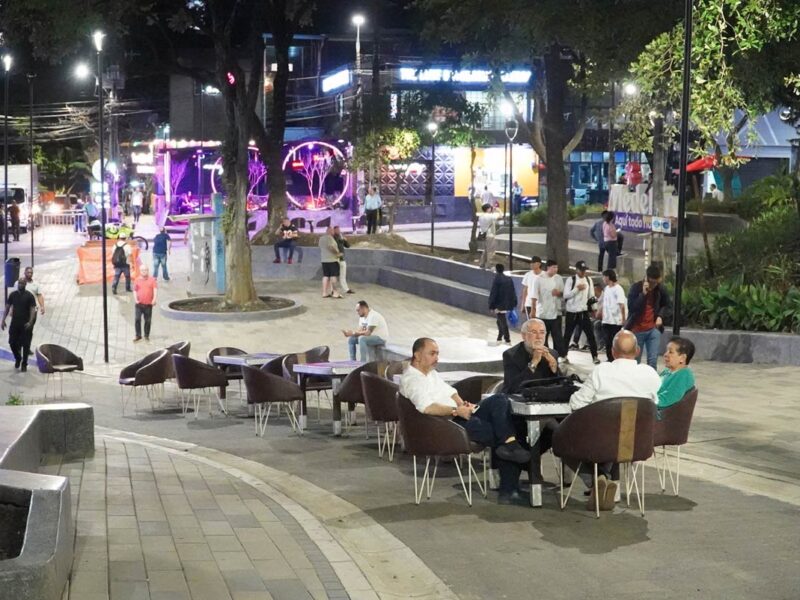 Parque Lleras: El Corazón Vibrante de la Vida Nocturna