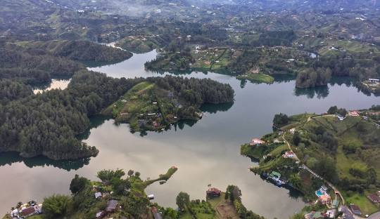 Embalse Peñol-Guatapé: Un Paraíso Natural en Antioquia