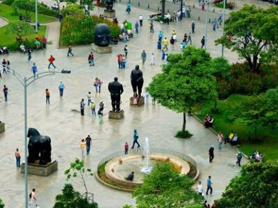 Descubre la icónica Plaza Botero, un vibrante espacio cultural al aire libre en el corazón de Medellín