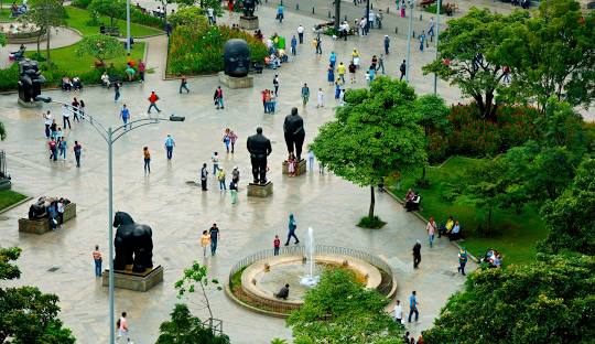Descubre la icónica Plaza Botero, un vibrante espacio cultural al aire libre en el corazón de Medellín
