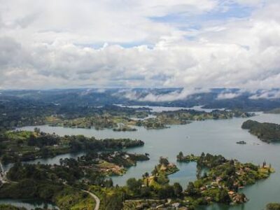 Embalse Peñol-Guatapé: Un Paraíso Natural en Antioquia