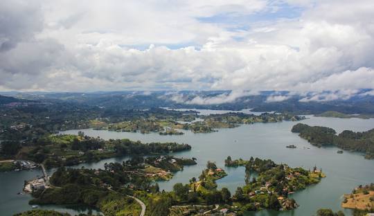 Embalse Peñol-Guatapé: Un Paraíso Natural en Antioquia