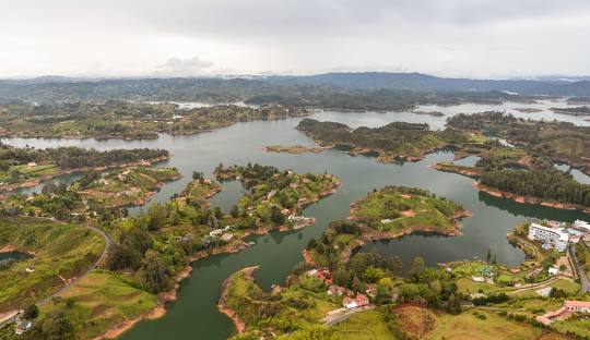 Embalse Peñol-Guatapé: Un Paraíso Natural en Antioquia