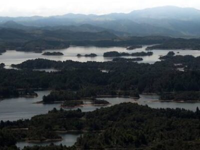 Embalse Peñol-Guatapé: Un Paraíso Natural en Antioquia