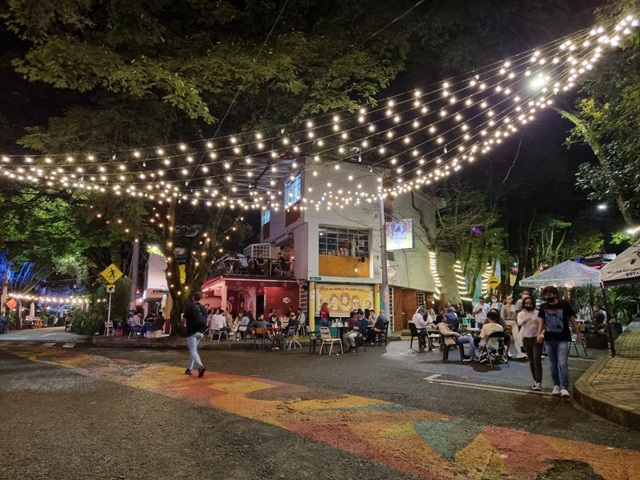 Parque Lleras: El Corazón Vibrante de la Vida Nocturna